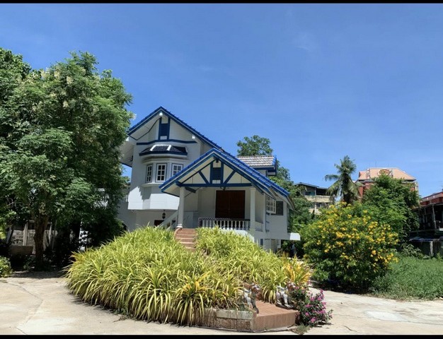 HR2703ให้เช่าบ้านเดี่ยว เนื้อที่ 1 ไร่เศษ ซอยเจริญรัถ ใกล้ไอคอนสยาม หมาะกับที่พักอาศัย office ครัวกลางร้านอาหาร สถานที่ทำ workshops  Cafe