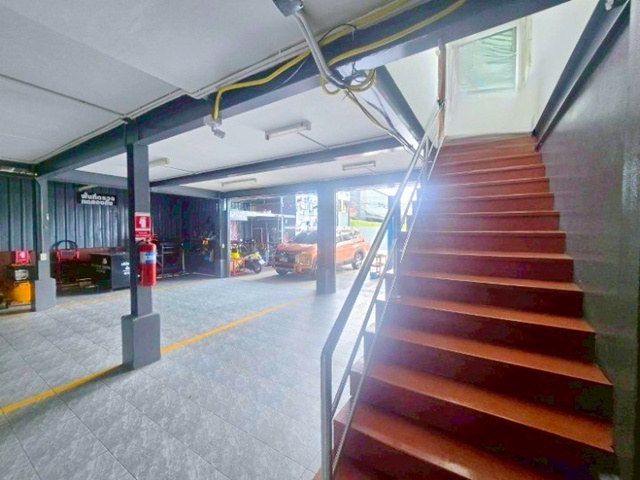 พร้อมบ้าน 3หลัง 75ตรว.ให้เช่า-ขายโกดัง ซ. รามอินทรา111-121  MRT บางชัน 800 ม. 275ตร.ม. เทคนิคมีนบุรี 2กม. ถ.รามอินทรา พระยาสุเรนทร์