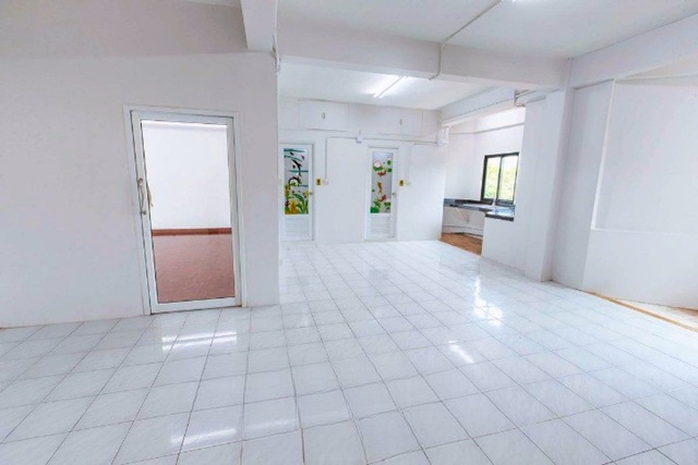 ไม่เคยอยู่! MRTสวนหลวง ร.9 2.4 กม. ถ.เฉลิมพระเกียรติร.9 29-38 ให้เช่าอาคารสำนักงาน  4 ชั้น 2คูหา 55ตร.วา. 577ตร.ม. โชว์รูม 5 นอน 6 น้ำ