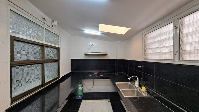 LV53207 ให้เช่า ทาวน์โฮม 3 ชั้น ซอยเอกมัย 22 เหมาะสำหรับพักอาศัย หรือทำเป็นโฮมออฟฟิศ ใกล้บิกซีเอกมัย