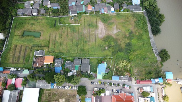 ขายที่ดินในคุ้งบางกะเจ้า ติดแม่น้ำเจ้าพระยา ราคาถูก ที่ดินถมแล้ว 18-0-76.4 ไร่  ขายตารางวาละ 54,972 บาท Tel: 081 303 6969