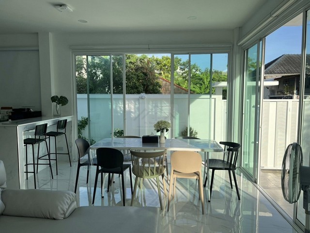 ให้เช่าบ้านสีขาว สไตล์ Modern 2 ชั้น5 ห้องนอน บ้านสร้างเอง ใกล้สนามบินสุวรรณภูมิ , Robinson Lifestyle ลาดกระบัง