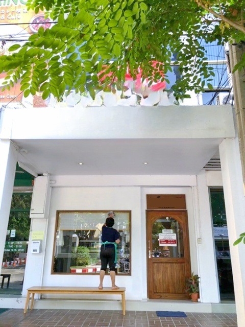 ตลาดเอกมัย 500ม. ดองกิ มอลล์ ทองหล่อ 900ม. ให้เช่าอาคารพาณิชย์  18 ตร.วา. 72 ตร.ม.2 แอร์ ติดถนน   คาเฟ่ ร้านค้า ร้านอาหาร 