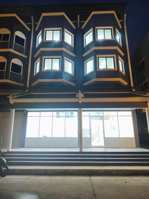 โชว์รูม 5 นอน ให้เช่าอาคารสำนักงาน 4 ชั้น 2คูหา 56ตร.วา. MRTสวนหลวง ร.9 2.4 กม. ถ.เฉลิมพระเกียรติร.9 29-38 .6 น้ำ576ตร.ม 