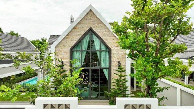 vาย บ้านพูลวิลล่า  10,990,000 โป่ง  มาบประชัน   บนทำเลติดถนนหลัก 3240 