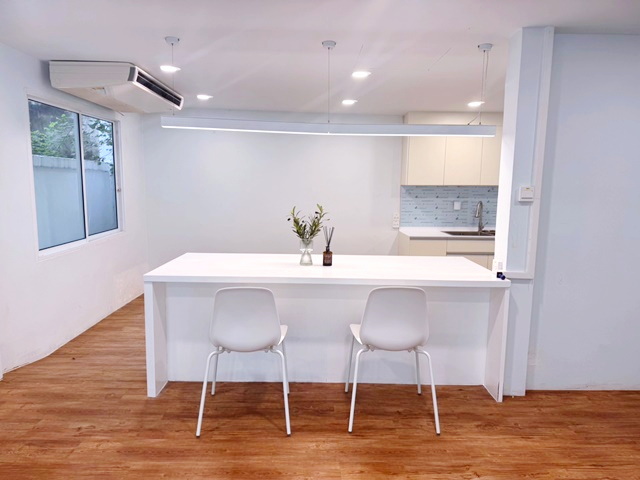 เฟอร์พร้อม เพียง 120 เมตรใกล้ทางขึ้น-ลงทางด่วนวิภาวดี ต้นซอยงามวงศ์วาน41-47  ตรงข้าม ม.เกษตรศาสตร์ 700ม. โฮมออฟฟิศ 2 ชั้น  52ตร.วา 182 ตร.ม.