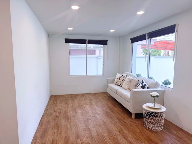 เฟอร์พร้อม เพียง 120 เมตร ตรงข้าม ม.เกษตรศาสตร์ 700ม.ต้นซอยงามวงศ์วาน41-47 ใกล้ทางขึ้น-ลงทางด่วนวิภาวดี  โฮมออฟฟิศ 2 ชั้น 51ตร.วา 181 ตร.ม.