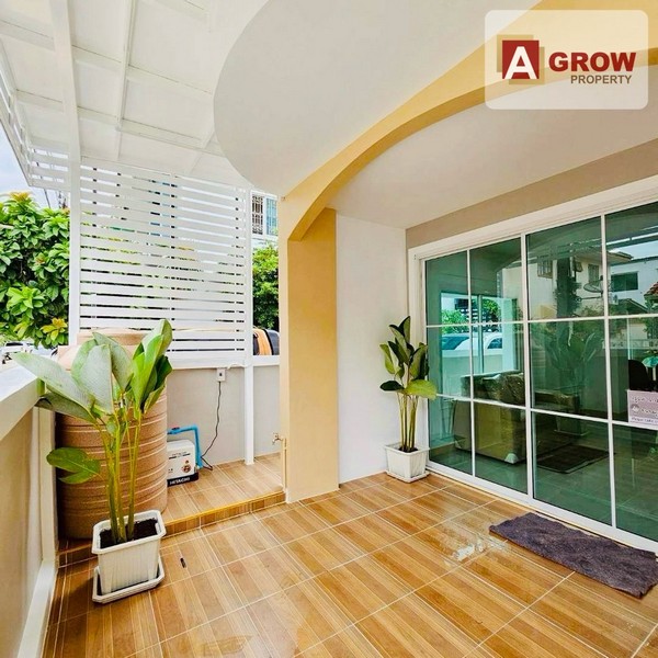 หมู่บ้านสุชา ถนนบางบัวทอง-สุพรรณ หลังมุม หลังบ้านติดทุ่งนา บรรยากาศดีลมพัดเย็นดีมาก ตกแต่งครบพร้อมอยู่