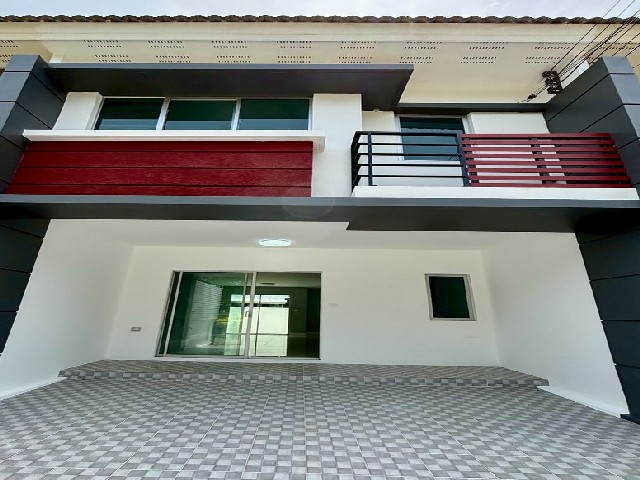 ขายทาวน์เอ้าส์ รีโนเวทใหม่ ทาวน์พลัส ประชาอุทิศ ทำเลดี หน้าสวนสาธารณะและสระว่ายน้ำ