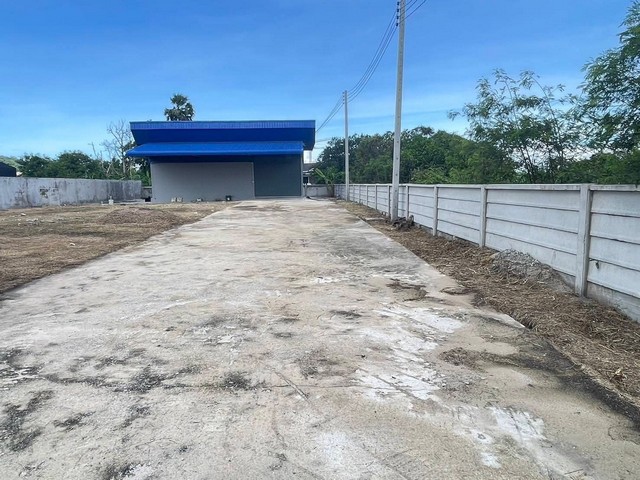 ขายโกดังเลี่ยงเมืองชลบุรี ขายอาคารโกดังบนเนื้อที่ 240 ตารางวา เหมาะสำหรับทำเป็นโกดังเก็บของ หรือจะสร้างบ้านก็ดี