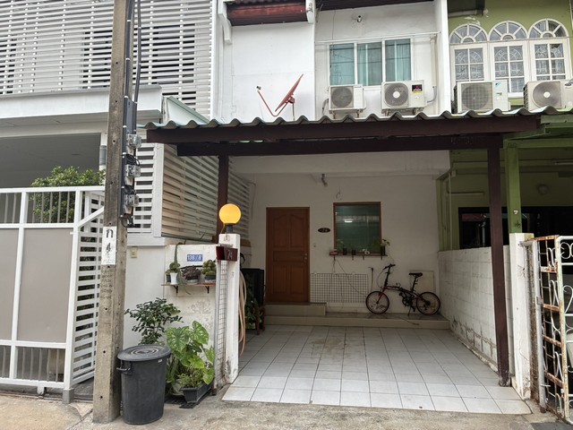 ขายบ้านทาวน์เฮ้าส์ 2 ชั้น หมู่บ้านศิรินเทพ ทาวน์เฮ้าส์ ซอยหัวหมาก 6 เขตบางกะปิ กรุงเทพฯ รีโนเวทใหม่พร้อมอยู่