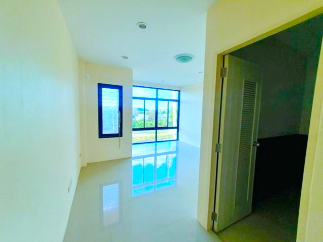 บิ๊กซี ปลวกแดง 4.8 กม. นิคมอีสเทิร์นซีบอร์ด ระยอง 3.2 กม. นิคมอุตสาหกรรมอมตะซิตี้ อาคารพาณิชย์ 4คูหา 3 ชั้น 88 ตร.วา.ติดทางหลวง