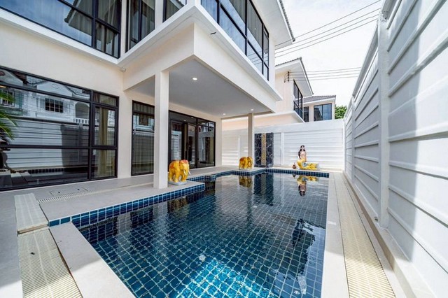 บ้านสไตล์โมเดิร์นทำเลดีในพัทยา โครงการ : บ้านพูลวิลล่าส่วนตัว ซอย กอไผ่ 