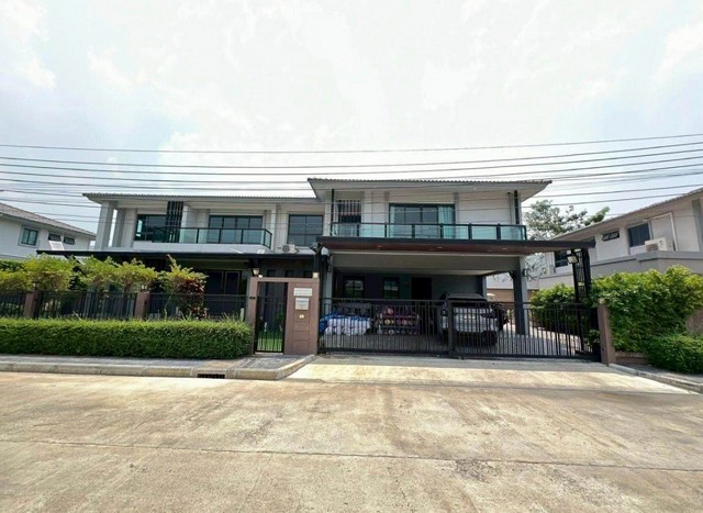 LV53211 ขาย บ้านเดี่ยว ภัสสร พุทธมณฑลสาย 2-บางแวก Passorn Buddhamonthon Sai 2-Bangweakราคาขาย : 18.7 ล้านบาท (ค่าโอนคนละครึ่ง) ที่ตั้ง : ถนนบางแวก แขวงบางไผ่ เขตบางแค กทม.ชื่อโครงการ : ภัสสร พุทธมณฑลสาย 2-บางแวก Passorn Buddhamonthon Sai 2-Bangweakรายละเอียด :- ที่ดิน 121.9 ตร.ว.- พื้นที่ใช้สอย 520 ตร.ม.- บ้าน type ใหญ่สุดในหมู่บ้าน  - 4 ห้องนอน- 5 ห้องน้ำ - 2 ห้องนั่ฃเล่น- 2 ห้องครัว - มีบาร์ข้างนอกเอาท์ดอร์ - ชั้น 2 มีห้องอเนกประสงค์ 2 ห้อง- จอด