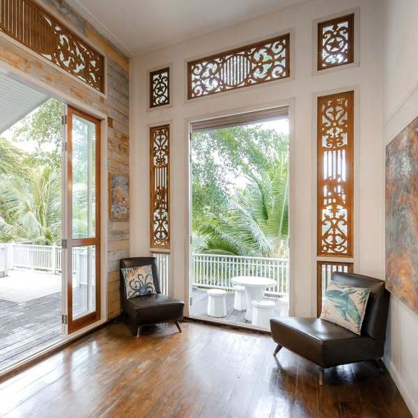 บ้านพักตากอากาศสุดคลาสสิก ในซอยหัวหิน 5 เพียง 50 เมตรจากชายหาด สำหรับผู้หลงใหลในเสน่ห์สถาปัตยกรรมสไตล์โคโลเนียล 