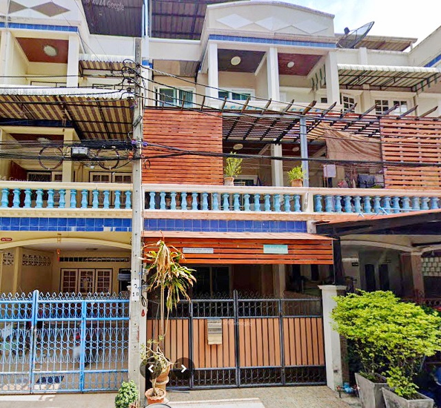 ถ.จอมทอง 10-14 ให้เช่าทาวน์เฮ้าส์หรู 3 ชั้น  22ตร.วา.272ตร.ม. BTSตลาดพลู 1.1 กม. BTSวุฒากาศ 1.2 กม. สะพานพระราม3 เดอะ มอลล์ ท่าพระ 1.1 กม.