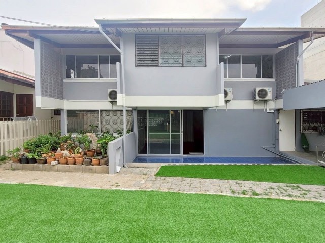  ให้เช่า‼️บ้านเดี่ยวพระราม 9 ใกล้ The Nine Shopping mall และ ABAC รายละเอียด-บ้านเดี่ยว 2 ชั้น เนื้อที่ 100 ตารางวา 250 ตารางเมตร-มี 3 ห้องนอนบน 1 ห้องนอนชั้นล่าง  -มี 1 ห้องทำงานใหญ่ มี 1 ห้องเก็บของ-แอร์ใหม่ 4 เครื่อง -ไม่มีเฟอร์นิเจอร์-จดทะเบียนบริษัทได้-ที่จอดรถ 3-4 คัน และอีกหลายคันนอกรั้ว-เหมาะอยู่อาศัยและทำออฟฟิศ-ใกล้ห้างสรรพสินค้า The Nine ABAC และ ม.รามคำแหง ถนนพระราม 9***ราคาเช่าบุคคล 65,500 บาท