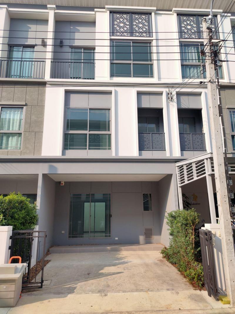 ##ขายทาวน์โฮม เดอะเมทโทร แจ้งวัฒนะ The Metro Chaengwattana      ใกล้ศูนย์ราชการแจ้งวัฒนะโซน : ปากเกร็ด  นนทบุรีที่ตั้ง :  ถนนหอการค้าไทย ต.คลองพระอุดม อ.ปากเกร็ด จ.นนทบุรีลักษณะโดยทั่วไป- ทาวน์โฮม เดอะ เมทโทร แจ้งวัฒนะ The Metro Chaengwattana  ตกแต่งเรียบร้อย พร้อมอยู่ ใกล้ศูนย์ราชการแจ้งวัฒนะ- 4 ห้องนอน, 1 ห้องโถง,  4 ห้องน้ำ,  1 ห้องครัว, 1 ที่จอดรถ - เนื้อที่  18   ตรว.- ที่ตั้ง  ถนนหอการค้าไทย ต.คลองพระอุดม