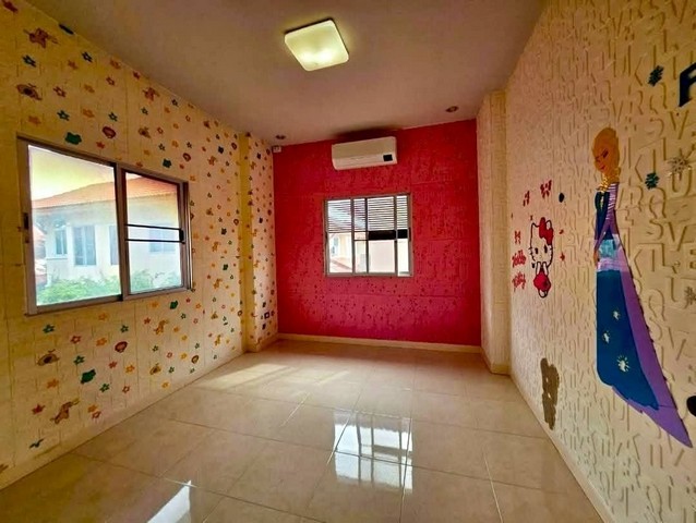 ขายด่วนบ้านแกรนด์วิลเลจชลบุร บน​เนื้อที่​ 56​ ตรว​ หัวมุม 3ห้องนอน​ 2​ ห้องน้ำ​  2ที่จอดรถ