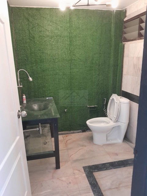 ขายทาวน์เฮ้าส์ 3 ชั้น 2 คูหา 52 ตรว. 700 ตรม. ทำเลทอง พระราม 9 ซอย 11 ** พร้อมผู้เช่า Yield 6.2% ต่อปี