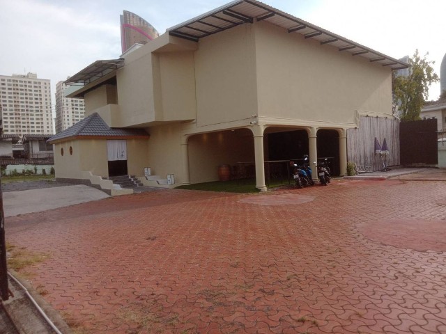 ให้เช่าบ้านเดี่ยว2ชั้น เนื้อที่ 307 ตารางวา จอดรถได้ 8-10 คัน เหมาะทำร้านอาหาร, คลินิก, ออฟฟิศ ราคาเช่าเดือนละ 120,000 บาท ถนนอินทามระ3ที่ตั้ง : ถนนอินทามระ3 แขวงสมาเสนใน เขตพญาไท กรุงเทพฯ 10400รายละเอียด-พื้นที่ใช้สอย: บ้านเดี่ยว ~225 ตร.ม. + ทาวน์เฮาส์-เป็นบ้านเดี่ยว + ทาวน์เฮาส์ในที่ดินผืนเดียวกัน 307 ตร.ว. -เหมาะทำร้านอาหาร, คลินิก, ออฟฟิศ (เคยเป็นร้านโอมากาเสะชื่อดัง)-จอดรถได้ 8-10 