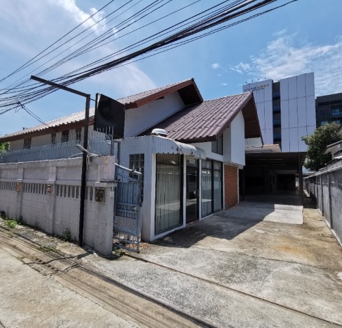 ให้เช่าบ้านเดี่ยว 2 หลังในรั้วเดียวกัน 160 ตร.ว 300 ตร.ม ห่าง BTS สีเหลืองสถานีภาวนา เพียง 100 เมตร จอดรถในบ้านได้ 5-6 คัน แอร์ 4 เครื่อง จดทะเบียนได้ เช่า 70,000บาท/เดือน ถนนลาดพร้าว44รายละเอียด -บ้านเดี่ยว 2 ชั้น 2 หลัง บนที่ดิน 1 งาน 60 ตารางวา-พื้นที่ใช้สอยรวม 300 ตร.ม มี 3 ห้องนอน 1 ห้องสตูดิโอ 1 ห้องทำงาน 5 ห้องน้ำ 1 ห้องแม่บ้าน -แอร์ 4 เครื่อง ไม่มีเฟอร์นิเจอร์-จอดรถได้ 5-6 คันในบ้าน นอกบ้าน 