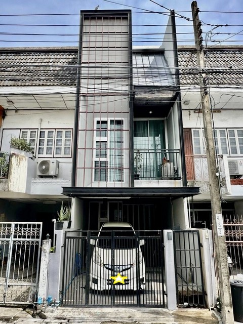 ขายทาวน์เฮ้าส์ 2 ชั้น สไตล์ Loft ลาดพร้าว โชคชัย 4 ซอย 55 ถนนเมน รีโนเวทใหม่พร้อม double volume กลางบ้าน