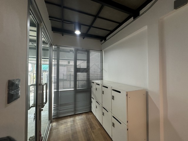 ขายทาวน์เฮ้าส์ 2 ชั้น สไตล์ Loft ลาดพร้าว โชคชัย 4 ซอย 55 ถนนเมน รีโนเวทใหม่พร้อม double volume กลางบ้าน