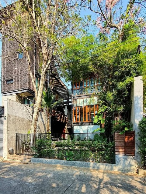 ขายโฮมออฟฟิศ 3 ชั้นครึ่ง 430 ตรม style โมเดิร์นทรอปิคอล โชคชัย 4 ซอย78 เดินทางสะดวก ร่มรื่น เหมือนรีสอร์ทกลางกรุง