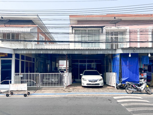 ทาวน์เฮ้าส์ 2 ชั้น หมู่บ้าน รัตนาธิเบศร์ ถนนเมน ติด MRT ตลาดบางใหญ่ ทำเลค้าขาย