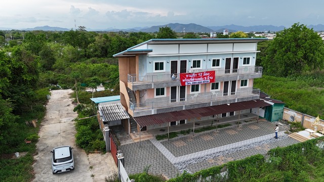 **[ขาย] อาคารห้องเช่า 12 ห้อง | ปราณบุรี | ใกล้โลตัส 3 นาที | รวมที่ดินด้านหลัง | 5 ล้าน****ข้อมูลติดต่อ*** **โทร:** 094-695-6656* **Line ID:** 0946956656* **นัดชมอาคาร** ได้ทุกวัน* พร้อมให้คำปรึกษาธุรกิจ**อาคารห้องเช่าพร้อมดำเนินธุรกิจ 12 ห้อง สภาพดี ใกล้โลตัสปราณบุรี รายได้มั่นคง*** **ที่ตั้ง:** ตำบล วังก์พง อำเภอปราณบุรี ประจวบคีรีขันธ์* **พิกัด:** 9WRG+FWJ Wang Pong, Pran Buri District* **ใกล้โลตัสปราณบุรี** เพียง 3 นาที* **อาคารห้องเช่า*