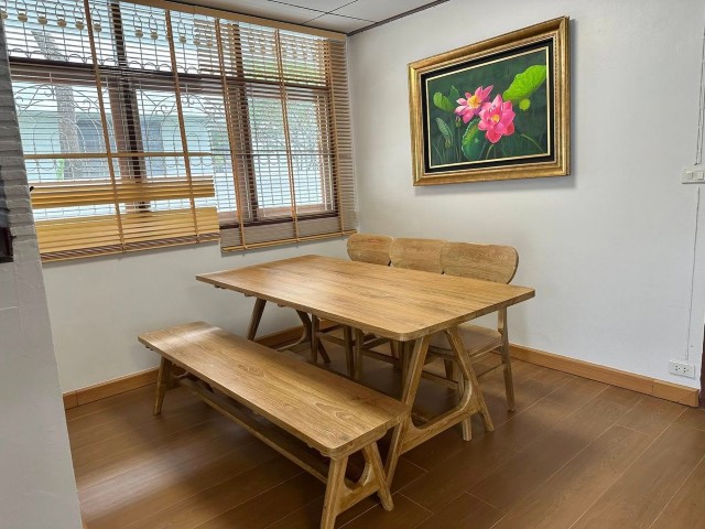 ให้เช่าบ้านเดี่ยว2ชั้นถนนสุขุมวิท101/1แอร์เฟอร์นิเจอร์ครบมี4ห้องนอน2ห้องน้ำตกแต่งใหม่ทั้งหลังราคาเช่าเดือนละ55,000บาทใกล้BTSปุณณวิถี10นาทีรายละเอียด-มี4ห้องนอน2ห้องน้ำ-แอร์5เครื่องเฟอร์นิเจอร์ครบ-เนื้อที่80ตารางวา-จอดรถได้2คัน***ราคาเช่าเดือนละ55,000บาท***[เลี้ยงสัตว์ได้]ติดต่อคุณอรัญญา (AG) Tel. 094-239-2464, 089-510-3665Line : 0895103665www.LtcPropertythai.comมีบ้านและทาวน์เฮาส์หลายทำเลให้เช่า