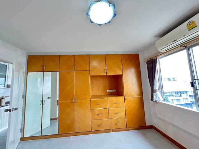  ขายถูกคอนโดเดอะพาร์คแลนด์บางนา ใกล้ BTS ศรีอุดม เพียง1.8ล้านเท่านั้น-ขนาดห้อง 53.5 ตารางเมตร ตึก11 ชั้น7 มี 2 ระเบียง วิวห้องหัวมุม -มี 1 ห้องนอน 1 ห้องน้ำ 1 ห้องนั่งเล่น 1 ห้องครัว  -พร้อมตู้เสื้อผ้าและโต๊ะเครื่องแป้งบิ้วอิน  -ครัวบิ้วอิน พื้นที่ทานอาหาร  -ขายพร้อมเฟอร์บิลอินบางส่วน 1 น้ำอุ่น -ใกล้ index Living mall รร.สมาคมนานาชาติ รร นานาชาติอเมริกัน Raffles***ขาย 1,750,000 บาท ( โอนคนละครึ่ง ) *** ส