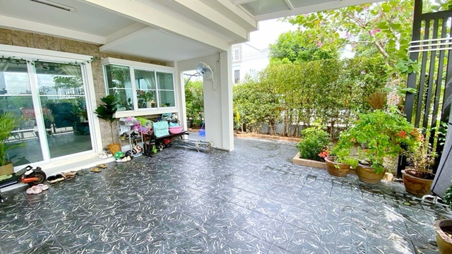 ให้เช่า คฤหาสน์หรู ทาวน์โฮม 3 ชั้น หลังมุม หรูหรา 42 ตร.วา. 482 ตร.ม. พร้อมสนามหลังบ้าน  อินดี้ 2 บางนา รามคำแหง 2  MRT ศรีเอี่ยม 4.2 กม.