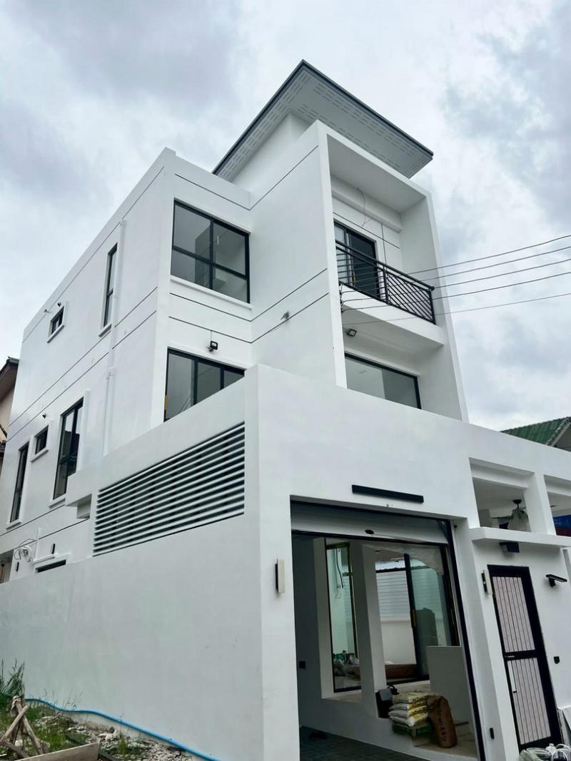 บ้านเดี่ยวใหม่ 3 ชั้น — Minimal Luxury บ้านใหม่ไม่เคยมีผู้อยู่อาศัย ใจกลาง Town in Town (เลียบด่วน) พร้อมอยู่: เฟอร์นิเจอร์ Built-in ครบ + เครื่องใช้ไฟฟ้าใหม่ปี 2025พื้นที่ใช้สอย 310 ตร.ม. | 5 ห้องนอน | 3 ห้องน้ำ | 1 ห้องอเนกประสงค์   เช่า 180,000 บาท/เดือน (สัญญา ≥ 12 เดือน) จอดรถ ในบ้าน 1 + ภายนอก 4 (เช่าที่จอดเพิ่มได้อีกกรณีมีมากกว่า4คัน)  EV Charger  กระจกเก็บเสียง ทั้งหลัง  โถงรับแขก สูง 6.5 ม. พื้นที่ 100 ตร.ม.—ปาร์ตี้สบ