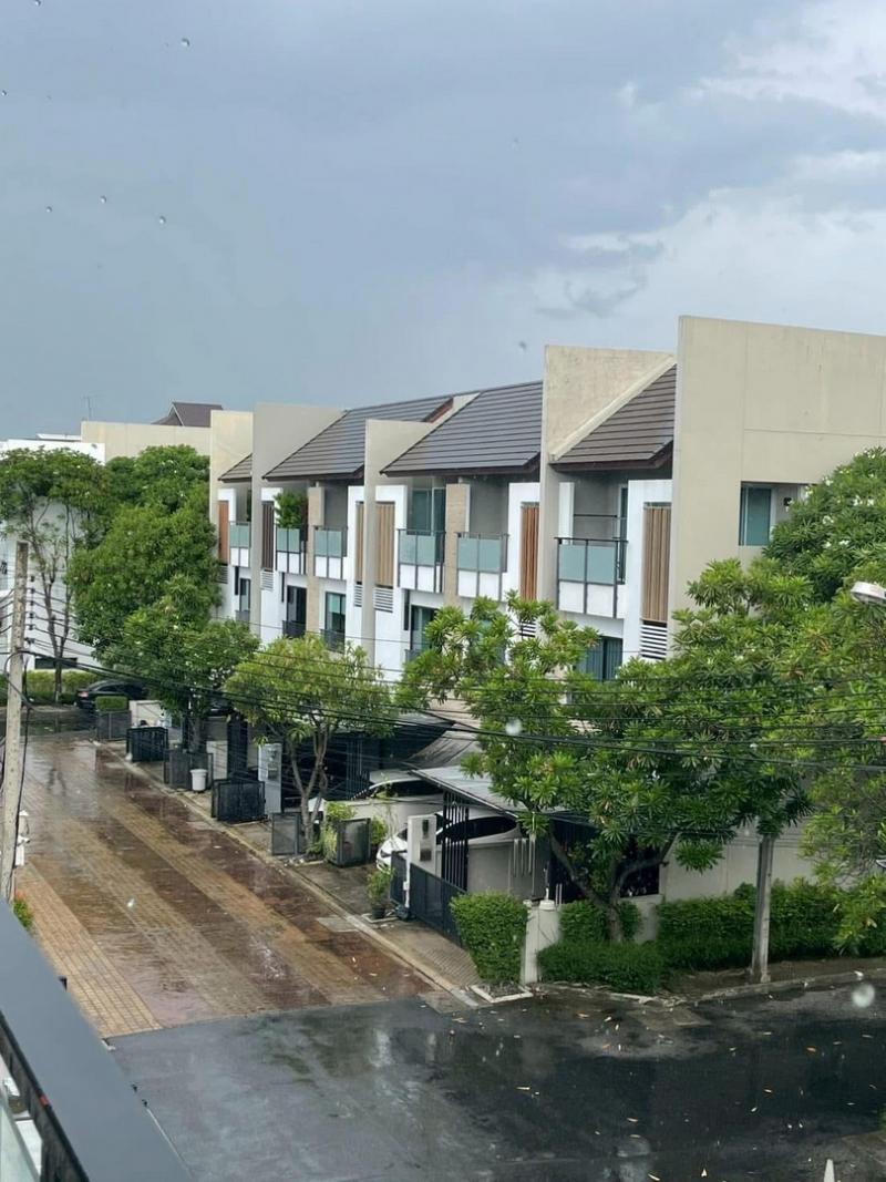  3 ชั้น โครงการ ไพรเวท เนอวาน่า ไลฟ์ เอ็กซ์คลูซีฟ ถนนประเสริฐมนูกิจ ทิศใต้ หน้าเป็นสวนส่วนกลางนวมินทร์ 111 โยธินพัฒนา3  พื้นที่  24.7ตารางวา ใกล้ห้าง Central EastVille  ราคา 5.7 ล้านบาท ค่าธรรมเนียมโอนคนละครึ่งพื้นที่ : 24.7ตารางวา พื้นที่ใช้สอย ประมาณ 220 ตารางเมตรจำนวนห้อง : 3 ห้องนอน 4 ห้องน้ำ ห้องแต่งตัว ห้องรับแขก ห้องครัว สวนหลังบ้านตกแต่ง : แอร์ 6 เครื่อง ทีวีที่จอดรถ : 2 คันส่วนกลาง 