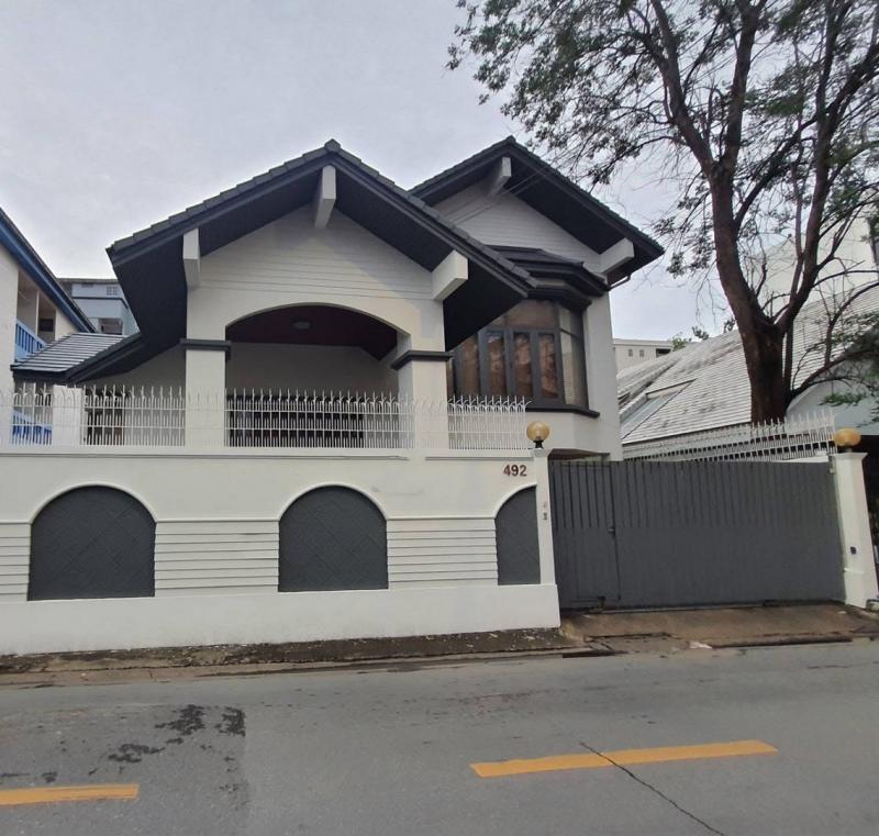 ให้เช่าบ้านเดี่ยวรัชดา36(ซอยเสือใหญ่)ลาดพร้าว-วังหินใกล้ Lotus วังหิน เพียง 400 เมตร2 ห้องนอน1 ห้องแม่บ้าน3 ห้องน้ำ  ค่าเช่า: 45,000 บาท/เดือ เงื่อนไขการเช่า: มัดจำ 2 เดือน+วงหน้า 1 เดือน เลี้ยงสัตว์ได้ จดทะเบียนบริษัทได้เหมาะสำหรับ:- อยู่อาศัย- เปิดบริษัท- โฮมออฟฟิศ พื้นที่ใช้สอยกว้างขวางบรรยากาศเงียบสงบ ปลอดภัย จอดรถสะดวกhttps://maps.app.goo.gl/WUJSr86UuLY99jqp7 ราคาขาย: 12 ล้านบาทHouse for Rent – Ratchada 36 (Soi Suea Yai) / Ladp