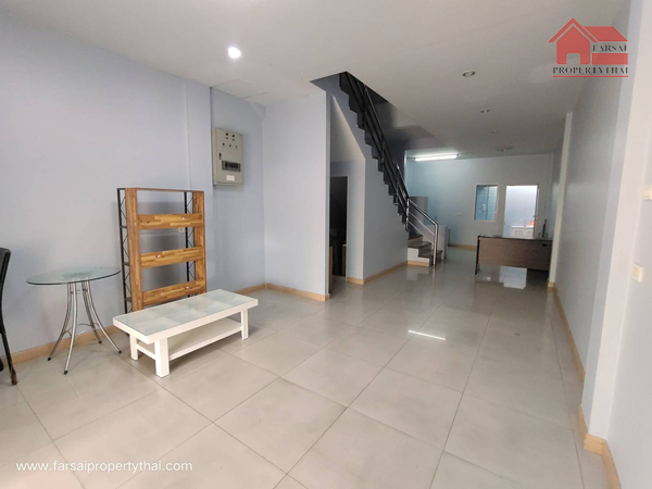 ให้เช่าทาวน์เฮ้าส์ 3 ชั้น เนื้อที่ 20 ตร.ว พื้นที่ใช้สอย 160 ตร.ม 3ห้องนอน 3ห้องน้ำ เฟอร์บางส่วน ถนนลาดพร้าว เขตจตุจักร  ราคาเช่า 20,000 บ/ด