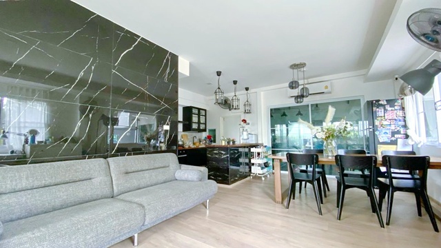 หลังมุม หรูหรา 40 ตร.วา. 480 ตร.ม. พร้อมสนามหลังบ้าน อินดี้ 2 บางนา รามคำแหง 2  RTM ศรีเอี่ยม 4.2 กม.ให้เช่า คฤหาสน์หรู ทาวน์โฮม 3 ชั้น