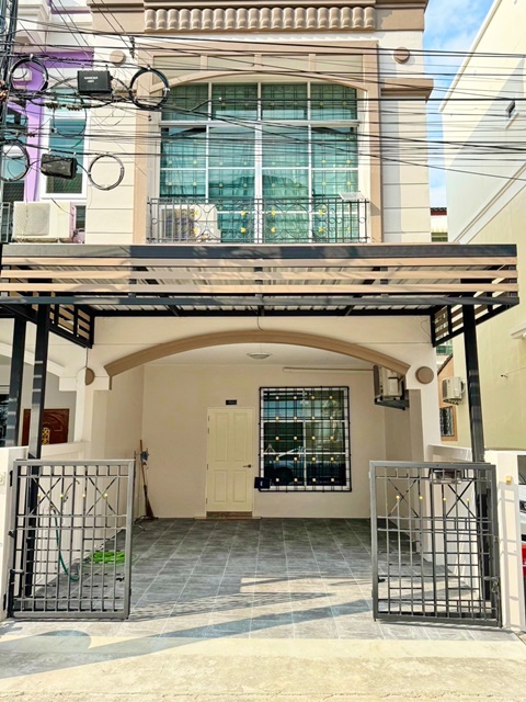 เฟอร์นิเจอร์ Built-in MRTโชคชัย4 1.26กม. ให้เช่าทาวน์โฮม 3 ชั้นหลังมุม 25ตร.วา. 300ตร.ม.ทั้งหลัง รร.นานาชาติโอ๊คเบอรี 2.6 กม. 4นอน 4 น้ำ 