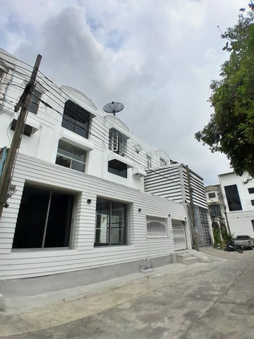 ขายพร้อมผู้เช่า ทาวน์เฮ้าส์ 3ชั้น+ดาดฟ้า 2คูหา 52 ตรว 700ตรม พระราม9 ซอย11 เหมาะสำหรับอยู่อาศัย, โฮมออฟฟิศ ใกล้ MRT สายสีส้ม