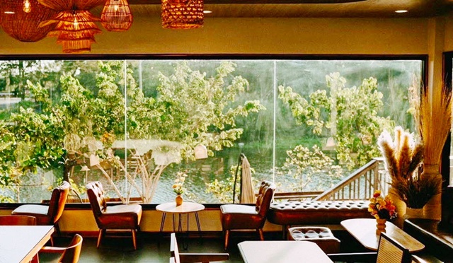 ลานกางเต๊นท์  บางปะหัน วิวแม่น้ำ ทำร้านอาหาร ทำโฮมสเตย์ อยุธยา ให้เช่าที่ดินถมแล้ว ริมตลิ่งคาเฟ่ ที่ดิน 2.5 ไร่ 4002ตรม. จากกทม. 46นาที 