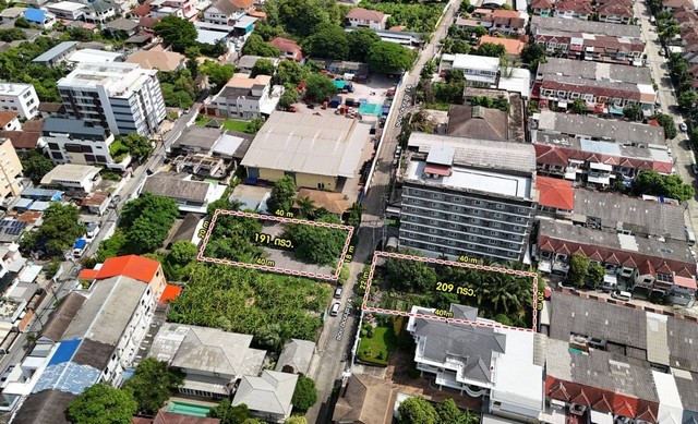     ขายที่ดิน อ่อนนุช14 สุขุมวิท77 เนื้อที่ 209 ตารางวา     ราคาขาย 33,000,000 บาท ตารางวาละ 157,895 บาท    ค่าใช้จ่ายวันโอนคนละครึ่งกับผู้ขาย   เหมาะปลูกบ้าน ทำออฟฟิศ ธุรกิจ ร้านกาแฟ ร้านอาหาร   ซอยกว้าง 8 เมตร สงบสวยงาม   ที่ดินหน้ากว้าง 22 ม.   ลึก 38 ม.      สถานที่ใกล้เคียง    ใกล้แม็คโค    ใกล้โลตัสอ่อนนุช    ใกล้บิ๊กซี    ใกล้ตลาดอ่อนนุช    พิกัด:    ถนน: อ่อนนุช ซอย14 (สุขุมวิท ซอย77)   แขวง: บางจาก   เขต: พ