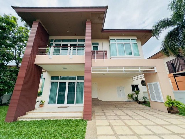 TEL:088-559 5199 คุณเอLine:https://line.me/ti/p/C0eGe0whLXขาย บ้านเดี่ยวหลังใหญ่ หมู่บ้านเดอะบูเลอวาร์ด ศรีราชาเนื้อที่: 120 ตร.วาพื้นที่ใช้สอย: 320 ตร.ม.4 ห้องนอน | 4 ห้องน้ำห้องครัวแยกเป็นสัดส่วน + ห้องอาหารห้องนั่งเล่นขนาดใหญ่ + ห้องแม่บ้านจอดรถได้สูงสุดถึง 4 คันระบบประตูรีโมทอัตโนมัติขาย: 9,900,000 บาทค่าโอนคนละครึ่งราคาต่อรองได้สิ่งอำนวยความสะดวกภายในโครงการ:- ระบบรักษาความปลอดภัย 24 ชม.- สวนหย่อมแ