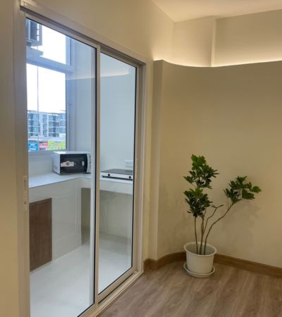 คอนโด ห้องใหม่ วิวฝั่งถนน ริมน้ำแมนชั่น  ทำเลเลียบรั้ว มช. ใกล้ประตูไผ่ล้อม ซื้ออยู่เองหรือปล่อยเช่าก็ง่าย มีที่จอดรถ