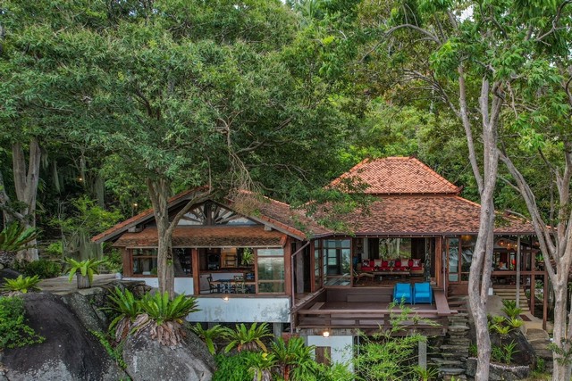 **[ขาย] บ้านสไตล์บาหลี Santikhiri Estate | เกาะสมุย | 5 ห้องนอน 5 ห้องน้ำ | 596 ตรม. | 4 ไร่ | 114 ล้าน****ติดต่อเจ้าของทรัพย์*** **โทร:** 089-926-8810 (ณัฐพงษ์)* **LINE:** 089-9268810* **นัดชมบ้านได้** ทุกวัน* **ให้ข้อมูลเพิ่มเติม** ครบถ้วน**บ้านหรูไม้นำเข้าสไตล์บาหลี ผสมศิลปะสุโขทัย ที่ดิน 4 ไร่ สระส่วนกลาง รปภ. 24 ชม.*** **โครงการ:** Santikhiri Estate Residence 3* **ที่ตั้ง:** เลขที่ 102/39 หมู่ 3 อ.เกาะสมุย จ.สุราษฎร์ธานี* **ทำเลหน้าเมือง** โครงการที่ดีที่สุดแ