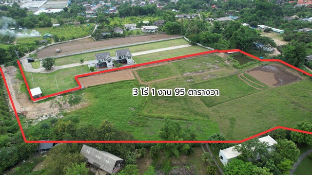 ขายที่ดินแปลงใหญ่ แม่เหียะ เมืองเชียงใหม่ใกล้สนามบิน ใกล้เมือง เดินทางสะดวก ราคาดีมาก พิกัด: ต.แม่เหียะ อ.เมือง จ.เชียงใหม่ขนาด: 3 ไร่ 1 งาน 95 ตารางวา (รวม 1,395 ตร.วา)ราคาขาย: ตารางวาละ 15,000 บาท ราคารวม: 20,925,000 บาท (ต่ำกว่าราคาตลาดโซนเดียวกัน!) จุดเด่นที่ดินนี้ ทำเลทองในแม่เหียะ ใกล้สนามบินเพียง 15 นาที ห่างจาก Central Airport เพียง 12 นาที เข้าออกได้หลายทาง ใกล้ถนนวงแหวนรอบ 2 (121) น้ำไฟพร้