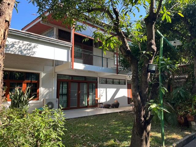 ให้เช่าบ้านเดี่ยวเอกมัย 22 ซ. ปรีดีพนมยงค์ 45 ขนาด 245 ตร.วา 3 ห้องนอน 4 ห้องน้ำ 1 ห้องแม่บ้าน บ้านรีโนเวทได้ติดต่อAgent : คุณเด่นชัย: 09-8481-8989:06-2839-4747ID Line :0984818989: https://line.me/ti/p/ezz8HbMifzWhatsApp :+66984818989: แอดไลน์ แคปหน้าจอสอบถามได้เลยครับบ้านเดี่ยว 2 ชั้น 245 ตร.วา ตรว 3 ห้องนอน 4 ห้องน้ำ ซ.ปรีดีพนมยงค์ 45 เอกมัย 22มีห้องแม่บ้านและห้องน้ำแยกต่างหาก จอดรถ ในบ้านใด้ 10 คันเหมาะทำออฟฟิศ ร้านอาหารบ้านรีโนเวทใด้เข้าอ