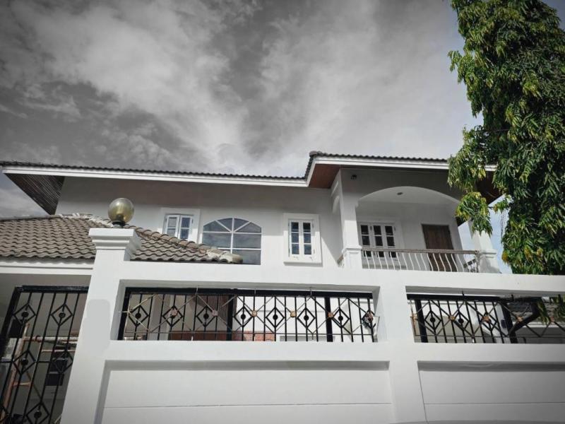 ให้เช่า บ้านเดี่ยว สุขุมวิท 77 - อ่อนนุช 24 ใก้ล BTS บางจากสนใจติดต่อ คุณเจี๊ยบ Tel. 081 416 4142 Tel. 094 448 5038id : jeab_chick (สามารถแอดไลน์ สอบถามได้ 24 ชม. คะ)ให้เช่า บ้านเดี่ยวขนาดพื้นที่ 100 ตรว. สุขุมวิท 77 - อ่อนนุช 244 ห้องนอน 5 ห้องน้ำ 1 ห้องรับแขก 1 ห้องนั่งเล่น1 ห้องทานข้าว 1 ห้องครัว 1 ห้องนอนแม่บ้าน จอดรถ 4 คันการเดินทาง สามารถออกได้ 2 ทาง สุขุมวิท 77 สุขุมวิท93 ใก้ล BTS บางจากราคา 69,000 บาท/เดือนสุขุมวิท 93สนใ