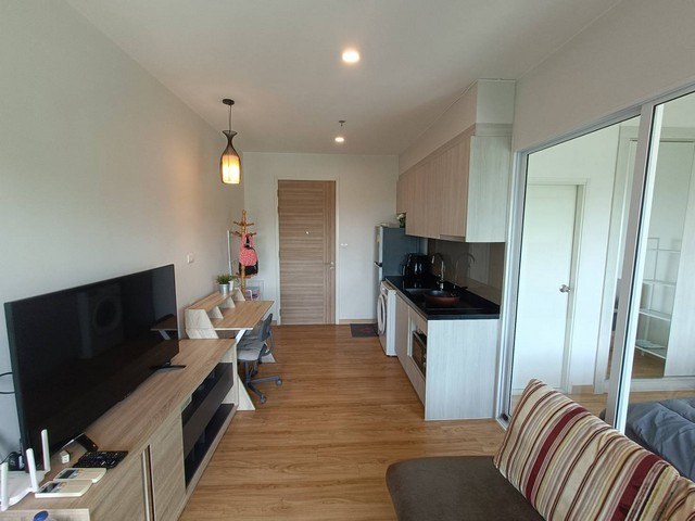 TEL:088-559 5199 คุณเอLine:https://line.me/ti/p/C0eGe0whLXโครงการ: The Zea Sriracha (เดอะ ซี ศรีราชา)ค่าเช่า: 15,000 บาท/เดือนมัดจำ 2 เดือน + ล่วงหน้า 1 เดือนชั้น: 26 วิวเขาขนาด: 35 ตารางเมตรรูปแบบ: 1 ห้องนอน / 1 ห้องน้ำเฟอร์นิเจอร์: ครบ พร้อมเข้าอยู่เครื่องใช้ไฟฟ้า:- แอร์ 2 ตัว- ทีวี- ตู้เย็น 2 ประตู- เครื่องทำน้ำอุ่น- เตาไฟฟ้า + เครื่องดูดควัน- ไมโครเวฟ- เครื่องซักผ้าฝาหน้า- ฟรี Wi-Fi (TRUE)สิ่งอำนวยความสะดวกในโครงการ:- สระว่ายน้ำระบ